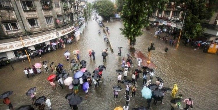 Hindistan'da muson yağmurları 511 can aldı