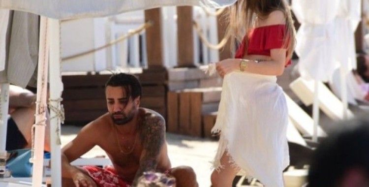 Şarkıcı Tan Taşçı yeni sevgilisiyle Bodrum'da