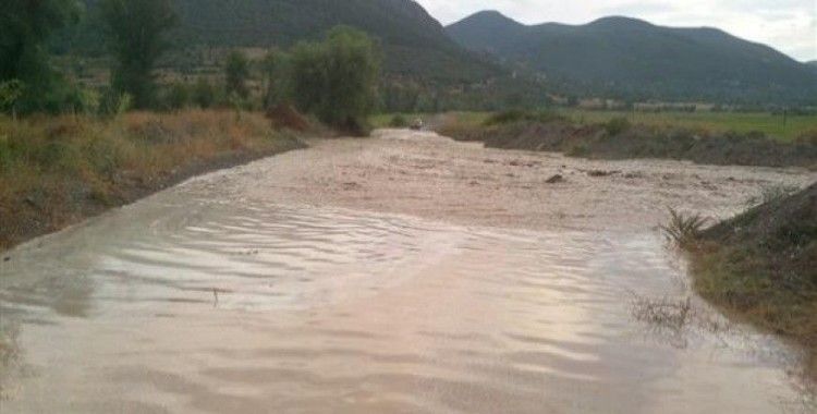 ​Tosya'da şiddetli yağmur sonrası köy yolları kapandı