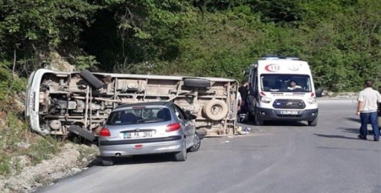 Bartın'da yolcu minibüsü devrildi, 8 yaralı