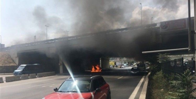 Kadıköy'de seyir halindeki araç alev alev yandı