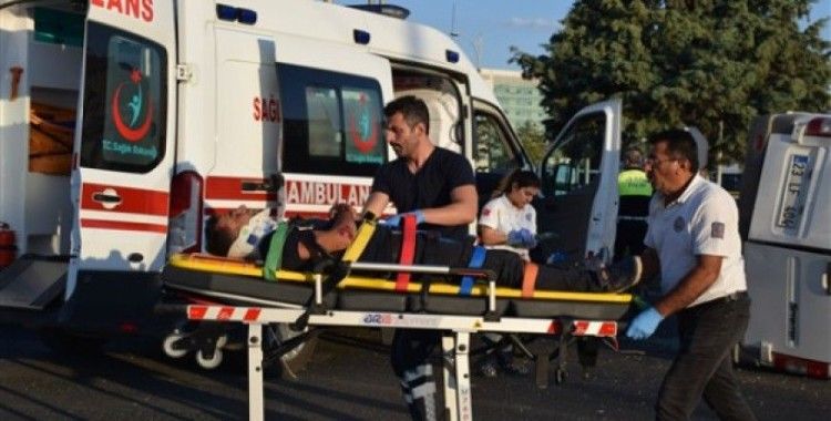 İşçileri taşıyan minibüs kaza yaptı, 12 yaralı
