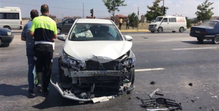 Afyonkarahisar'da trafik kazası, 3 yaralı