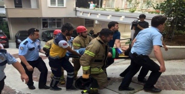 Beşiktaş'ta dördüncü kattan düşen kişiyi itfaiye kurtardı 