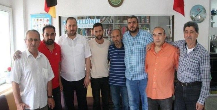 Mesut Özil'e Almanya'da yaşayan Türklerden destek