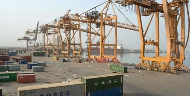 Husiler Hudeyde Limanı'na gemi girişlerini engelliyor