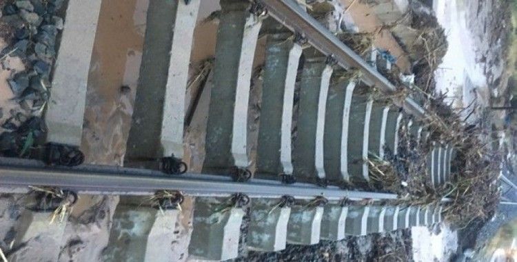 Buharkent'teki selde tren rayları zarar gördü, seferler durduruldu