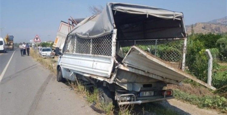 Aydın'da park halindeki kamyonete tır çarptı