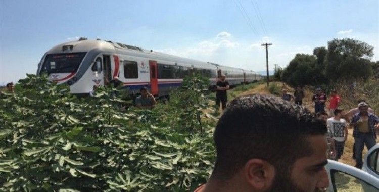 İzmir'de tren otomobile çarptı, yolcularda dehşeti yaşadı
