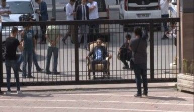 CHP Genel Merkezi önünde koltuklu eylem