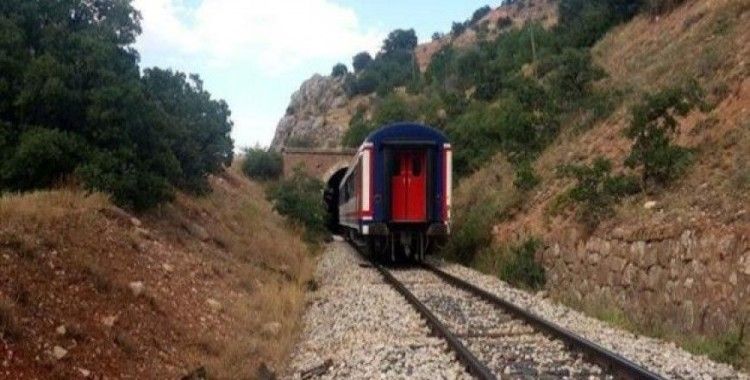 ​Erzincan-Sivas demiryolu heyelan nedeniyle ulaşıma kapandı