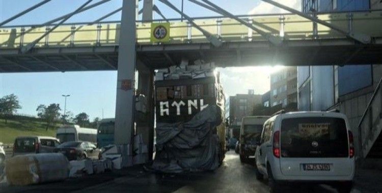 ​Sefaköy'de aşırı yüklü kamyon üst geçide sıkıştı