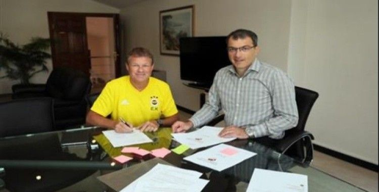 Fenerbahçe'de Erwin Koeman imzayı attı