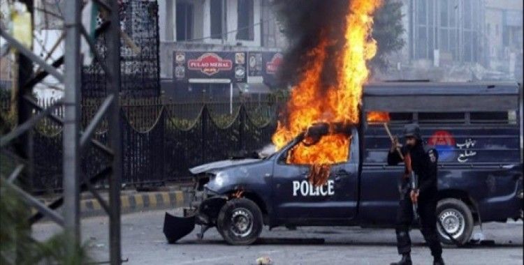 Pakistan'da polise saldırı, 3 ölü