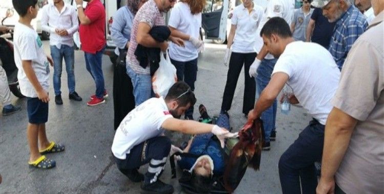 Gebze'de hafif ticari aracın çarptığı 2 kişi yaralandı