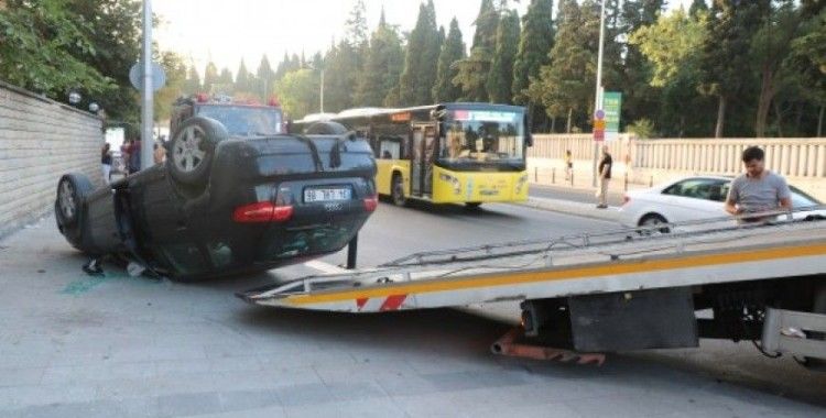 Üsküdar'da otomobil takla attı, 2 yaralı