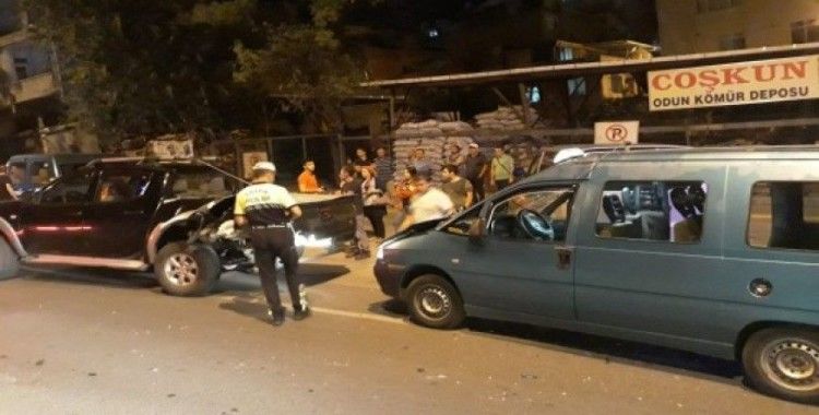 Samsun'da dolmuş kamyonete çarptı, 4 yaralı