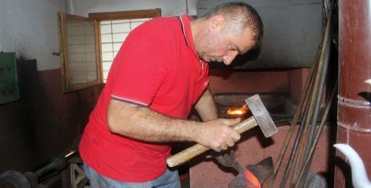 Giresun'da geleneksel yöntemle bıçak yapan son usta
