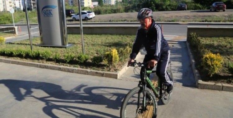 Sağlığı ve tasarruf için makam aracı yerine bisikleti tercih ediyor