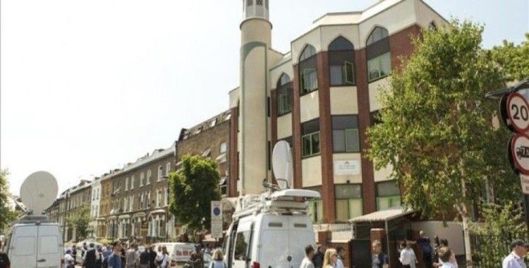 İngiltere'de iki camiye sapanlı saldırı