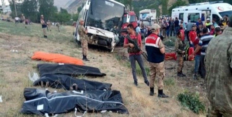 AK Parti üyelerini taşıyan otobüsle otomobil çarpıştı; 4 ölü