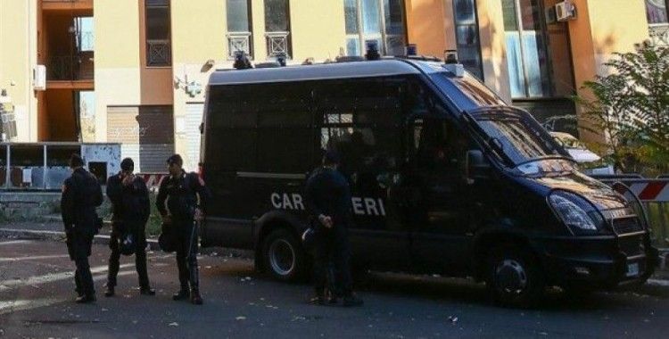 ​İtalya'da Lig partisi binası önünde bomba patladı