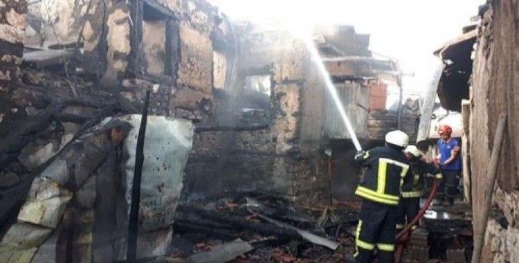 ​Karaman'da çıkan yangında 3 ev kullanılamaz hale geldi