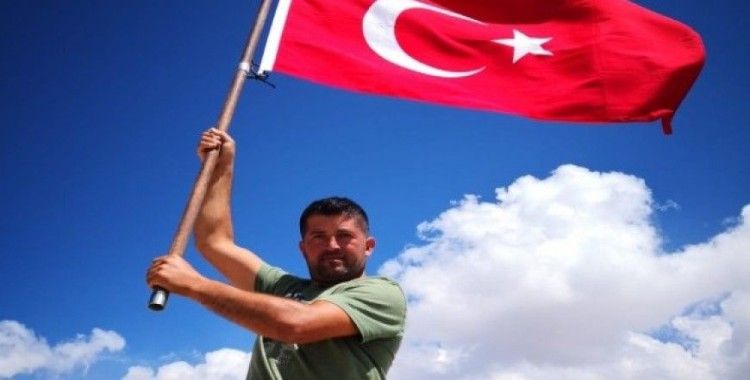 Şehitler için 3024 Rakıma Türk Bayrağı dikti