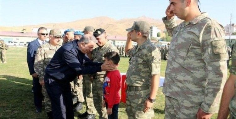 Milli Savunma Bakanı Akar, Yüksekova'da Mehmetçikle bayramlaştı