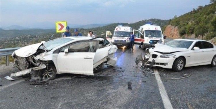 Antalya'da 6 araç birbirine girdi, 11 yaralı