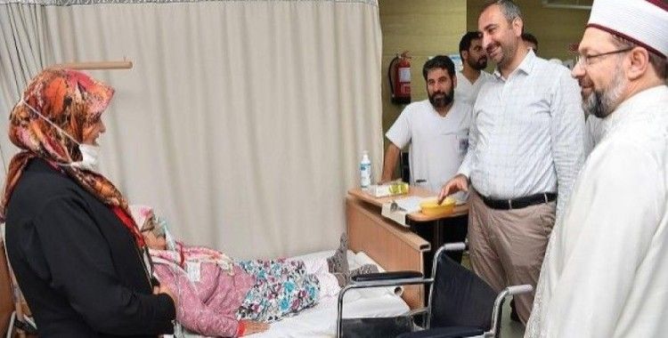 Adalet Bakanı Gül Mekke'de hastalarla bayramlaştı

