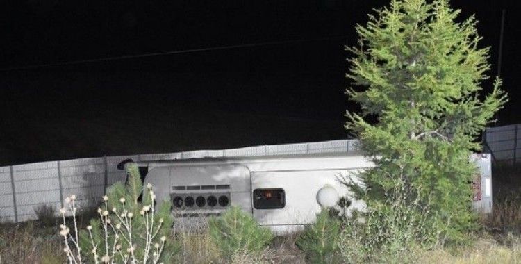 Afyonkarahisar'da yolcu otobüsü devrildi, 2 ölü, 32 yaralı