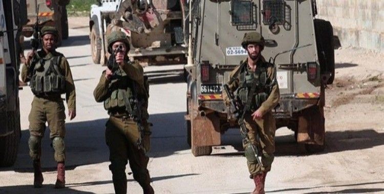 İsrail askerleri 2'si çocuk 12 Filistinliyi gözaltına aldı