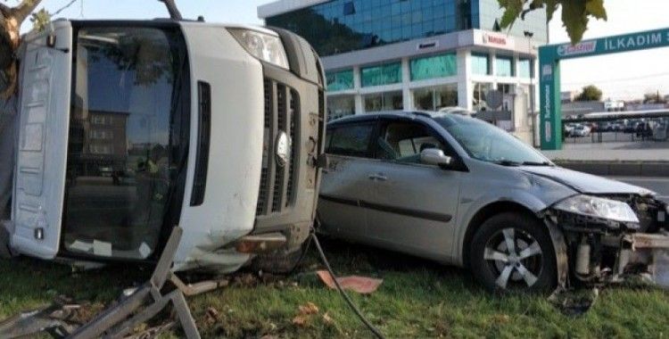 ​Samsun'da otomobil ile kamyonetin çarpıştığı kaza maddi hasarla atlatıldı.
