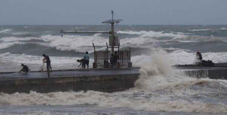 Süper tayfun 'Mangkhut' etkisini sürdürüyor