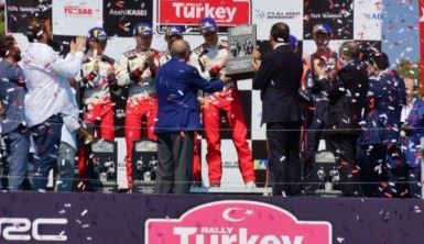 Şampiyonlar kupalarını Erdoğan'ın elinden aldı