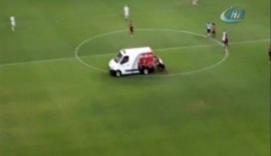 Ambulans sahada bozulunca iş futbolculara düştü