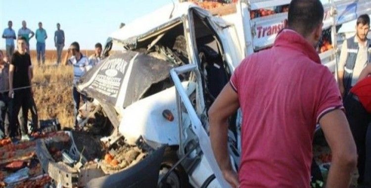 ​Kamyona çarpan kamyonetin sürücüsü hayatını kaybetti