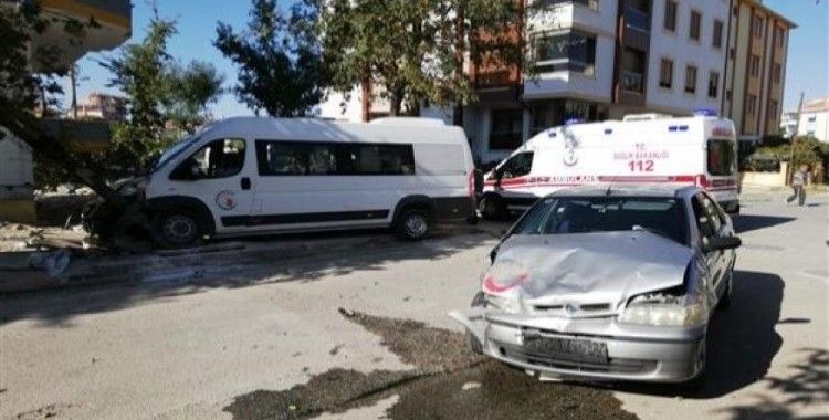 ​Karaman'da okul servisi ile otomobil çarpıştı, 4 yaralı