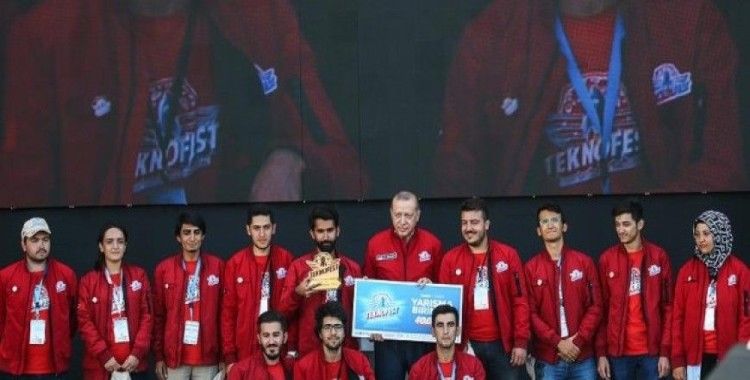 Erdoğan TEKNOFEST'te dereceye girenlere ödüllerini verdi