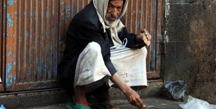 Yemen'de insanlar kıtlıktan ot yemeye başladı