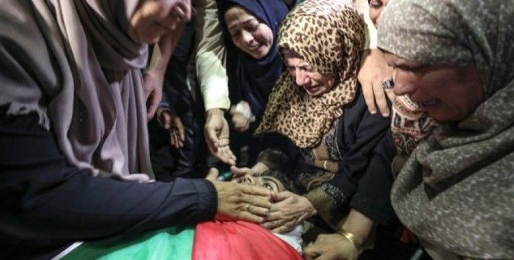 ​İsrail askerlerinin şehit ettiği Filistinli toprağa verildi