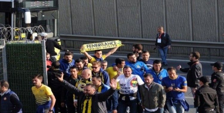 Fenerbahçeli taraftarlar stadyuma gelmeye başladı
