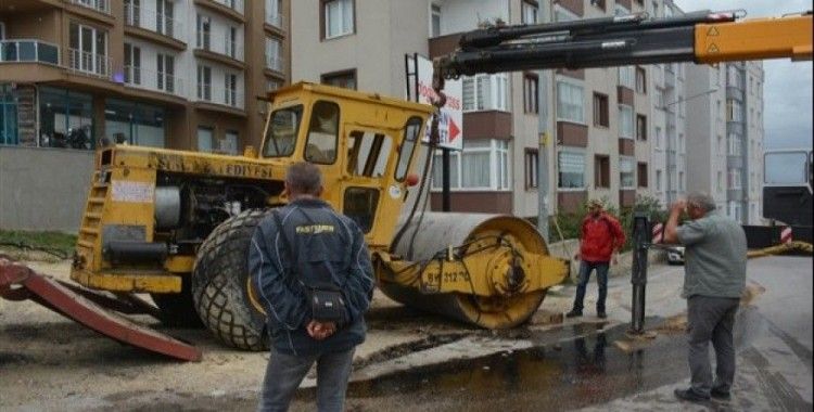 Sinop'ta iş makinesi devrildi, 1 yaralı