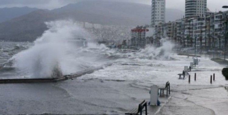 İzmir'de deniz ulaşımına olumsuz hava engeli