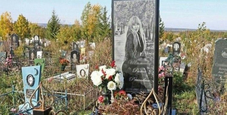 Rusya'da iPhone şeklinde mezar taşı
