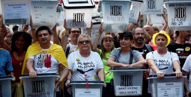 Katalonya referandumunun yıldönümünde gösteri