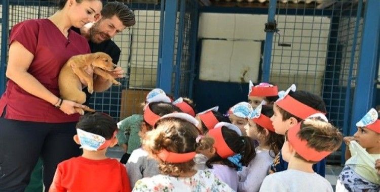 Hayvan barınağında çocuklara hayvan sevgisi