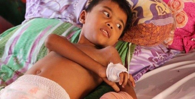 Endonezya'da elini kaybeden çocuk deprem şokunu atlatamadı