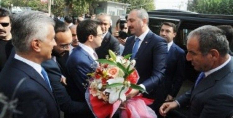 Adalet Bakanı Gül, Cizre'de ziyaretlerde bulundu